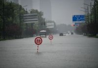鄭州市民朋友們，暴雨期間請注意留意警示標志牌！